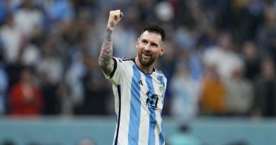 Lionel Messi celebra luego que su compañero Julián Álvarez anotó el tercer gol de Argentina.
