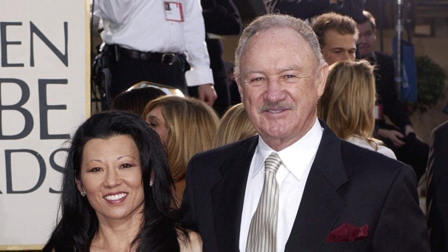El actor Gene Hackman llega con su esposa, Betsy Arakawa, para la 60ª edición anual de los Globos de Oro en Beverly Hills, California, el 19 de enero de 2003. (AP)