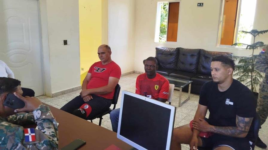 Vista de los dos dominicanos y el haitiano que fueron detenidos en la provincia fronteriza de Dajabón. Según declararon a las autoridades, cruzaron a Haití en busca de un brujo. (FUENTE EXTERNA.)