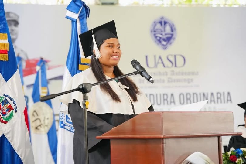 Foto cortesía de Luís Zoquier. De Sabana Alta San Juan, Laura Furcal, de la Licenciatura en Educación Mención Orientación Académica, graduada con 97,4 puntos, #SummaCumLaude, el más alto índice de la investidura realizada hoy 24 de abril en la UASD. Orgullo Sanjuanero.