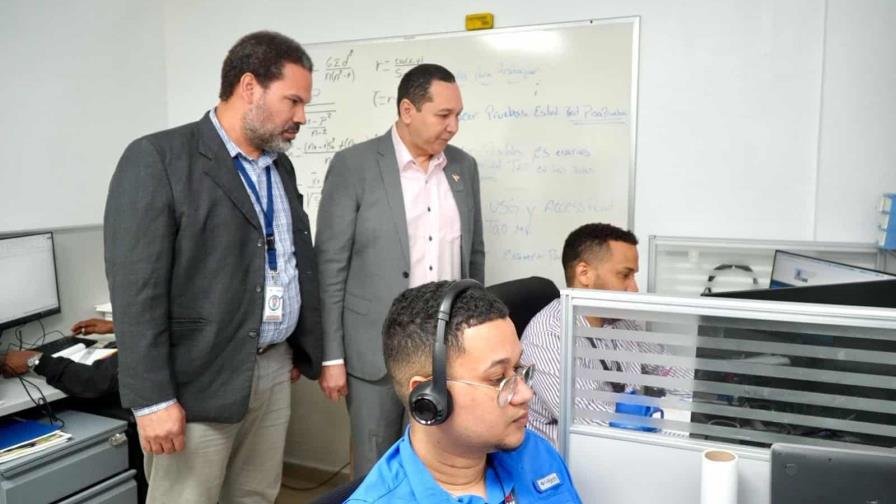 El director ejecutivo del Instituto Dominicano de Evaluación e Investigación de la Calidad Educativa (Ideice), Jesús Andújar Avilés (al centro), supervisa la logística para la aplicación de la Prueba Internacional de Evaluación de Estudiantes (PISA). (FUENTE EXTERNA)