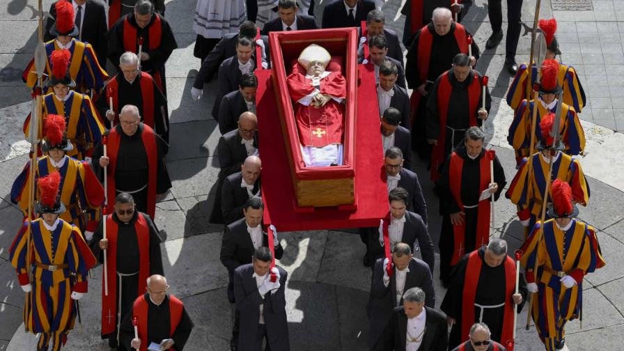 El féretro abierto del papa Francisco, llevado en procesión a hombros por los 'sediarios' pontificios y escoltado por la Guardia Suiza, llegó a la basílica de San Pedro y fue colocado ante el Altar de la Confesión antes de que los fieles puedan darle el último adiós. (EFE)