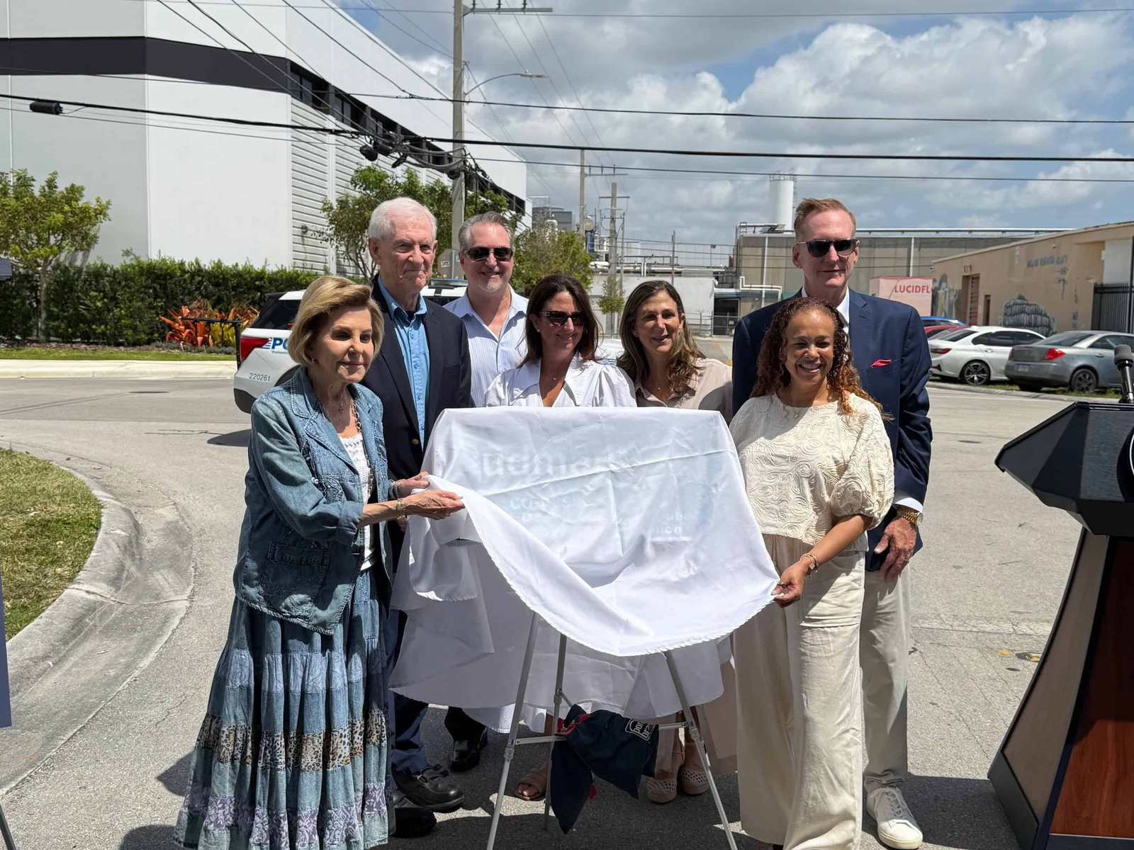 Descendientes de Raúl Rudman sostienen el cartel que lleva el apellido familiar y ahora nombra una calle de Miami-Dade. (FUENTE EXTERNA)