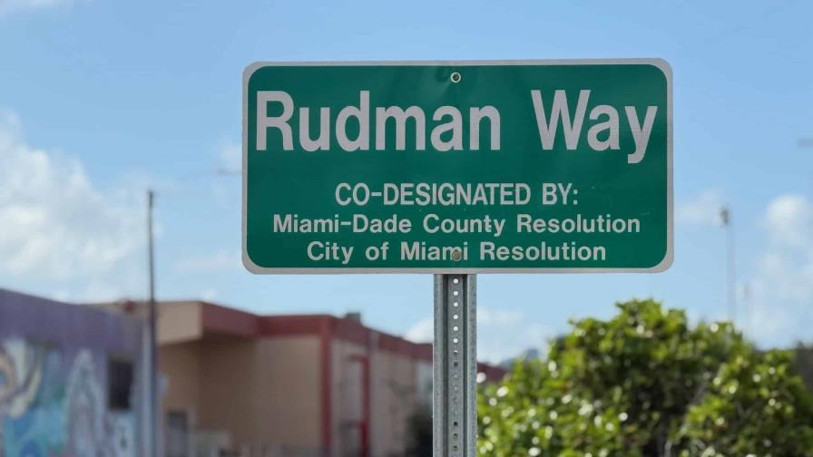 Cartel señala el Rudman Way, nombrada es honor a Raúl Rudman por resolución de la ciudad de Miami. (FUENTE EXTERNA)