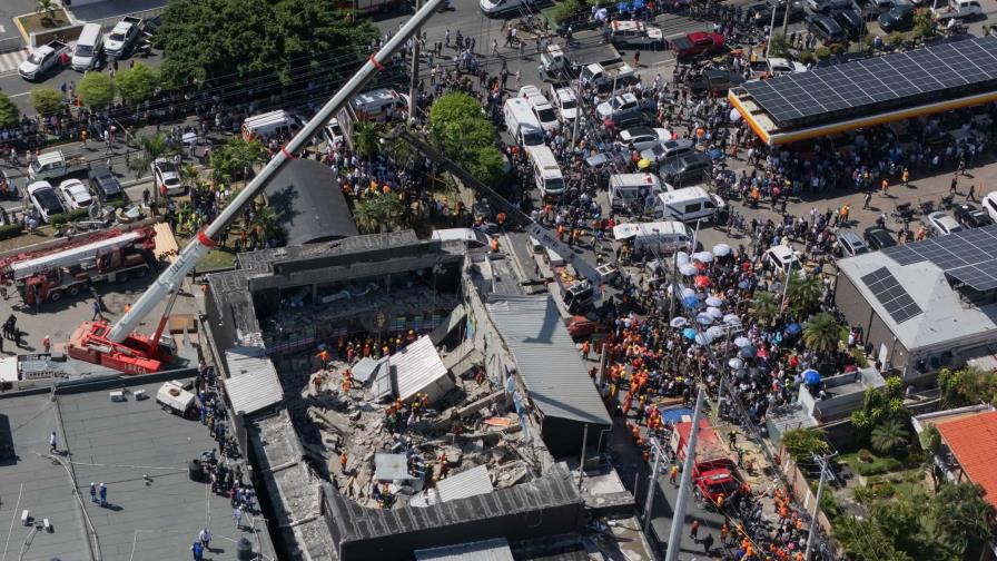 Vista aérea del derrumbe en la discoteca Jet Set. (DIARIO LIBRE/EDDY VITTINI)