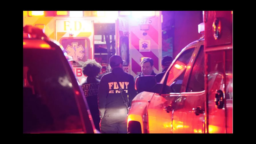 Una ambulancia escena, donde una niña quedó atrapada en una casa del Bronx con los cuerpos de su madre y su hermano. (FUENTE EXTERNA)
