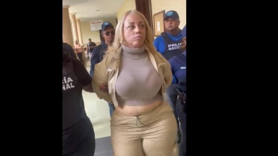 Una imagen de una captura de un video grabado cuando Claudia Pérez Ramírez, conocida como La Tora, es trasladada a la "carcelita" del Palacio de Justicia de Ciudad Nueva. (FUENTE EXTERNA)
