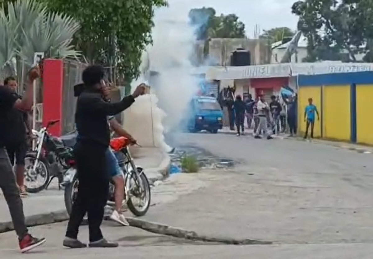 Agentes policiales termina marcha pacífica en Navarrete a bombazos y disparos – El Nuevo Diario (República Dominicana)