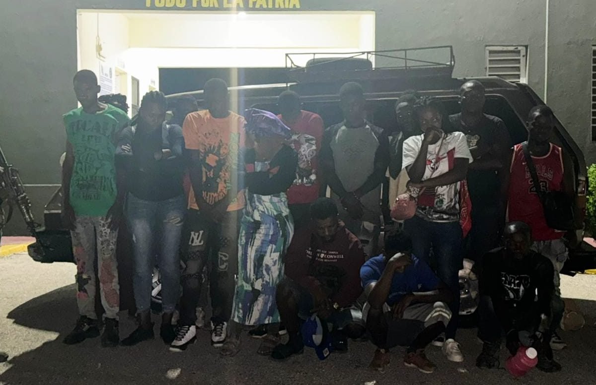 Abandonan minibús con 18 haitianos indocumentados en San Juan de la Maguana – El Nuevo Diario (República Dominicana)